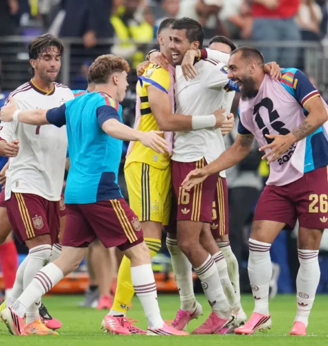 Spain stuns France for title shot